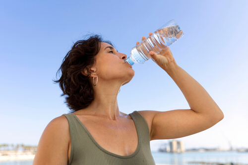 Desfrute do Verão com Saúde: 10 Dicas Essenciais para Manter-se Hidratado!